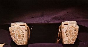Detalj av ett ok som används i ceremoniella bollspel, Vera Cruz (sten) av Pre Columbian Pre Columbian