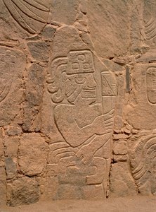 Figur av en krigare som bär en hjälm och håller en klubba (sten) av Pre Columbian Pre Columbian