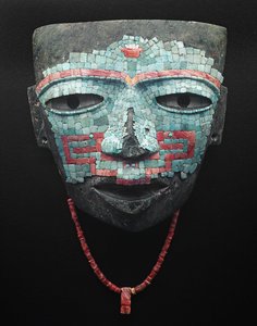 Begravningsmask täckt av turkos och röd skalmosaik. Artefakt från Teotihuacan, Mexico City. Teotihuacan Civilization - Precolombian konst: begravningsmask av turkosa och rosa stenar från civilisationen Teotihuacan III (300-650 e.Kr.) Mexiko. Mexi