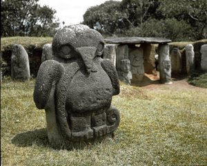 Megalitisk skulptur av en fågel som håller en orm av Pre Columbian Pre Columbian