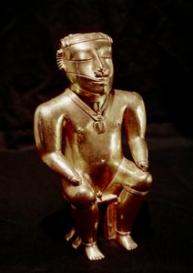 Precolombiansk konst, Quimbaya civilisation (Colombia): statyett av man som sitter i guld, 400-1400 AD - Bogotá, Museo de Oro, Colombia - Förcolombiansk konst, Quimbaya civilisation (Colombia), Antropomorf figur: sittande man - Gyllene skulptur, 400 -1400 