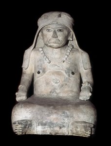 Pre-columbiansk konst: gammal kvinna med huvudskydd. Skulptur från Veracruz (Mexiko)