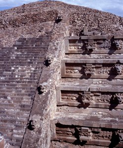 Pre-columbiansk civilisation: utsikt över platsen för Teotihuacan (300 f.Kr.-600 e.Kr.): Quetzalcoatls tempel eller den fjäderbevuxna ormens tempel. Mexiko av Pre Columbian Pre Columbian