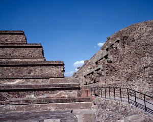 Pre-columbiansk civilisation: utsikt över platsen för Teotihuacan (300 f.Kr.-600 e.Kr.): Quetzalcoatls tempel eller den fjäderbeklädda ormens tempel. Mexiko av Pre Columbian Pre Columbian