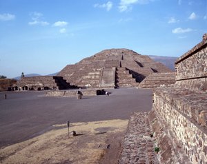 Pre-columbiansk civilisation: utsikt över platsen för Teotihuacan (300 f.Kr.-600 e.Kr.): Månens tempel (eller pyramid). Mexiko av Pre Columbian Pre Columbian