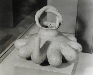 Vas dekorerad med tio nippelformer, Huastecan, c.1000-1250 (terrakotta) (s/v foto) av Pre Columbian Pre Columbian
