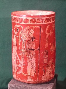 Vas föreställande en ceremoniell scen, Tepeu 1 Period, från Uaxuctun, 600-950 (polykrom sten) (se även 201515) av Pre Columbian Pre Columbian