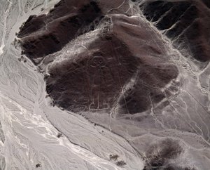 Flygfoto av Nazca-linjerna som representerar en mänsklig figur (fotografi av Prehistoric Prehistoric