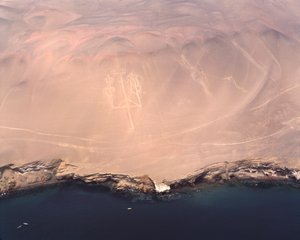 Flygfoto över Paracas kandelaber eller kandelaber i Anderna, vid Pisco Bay (1983 - fotografi) av Prehistoric Prehistoric