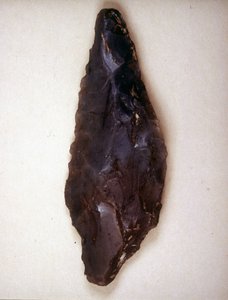 Pilar pekar i flinta. Varese. Milanos arkeologiska museum av Prehistoric Prehistoric