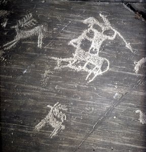 Camunni civilisation, förhistoria, hällkonst: gravsten, som representerar jägare och rådjur. Rocher de Naquane, i Valcamonica (Val Camonica) av Prehistoric Prehistoric