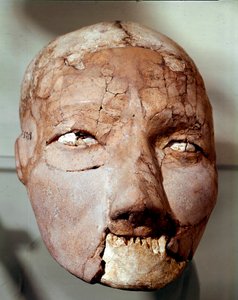 Neolitisk konst: mänsklig skalle från stenåldern (6000-4000 f.Kr.). Från Jeriko, arkeologiska museet, Amman, Jordanien av Prehistoric Prehistoric