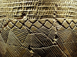 Keramik med dekor med kamtand, cirka 8000 f.Kr. av den neolitiska perioden, Amsa-Dong, Korea. Fotografi, Seouls nationalmuseum, Republiken Korea av Prehistoric Prehistoric
