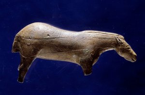 Förhistorisk konst (Mellan Magdalena): skulptur i en runda häst i elfenbensmammut från grottan Espelugues (Hautes-Pyrénées) Dim. 0,073x0,035x0,017 m. Saint Germain en Laye, Museum of National Archaeology