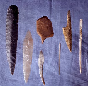 Förhistoriska verktyg: flinta, kniv, pilspets och nål. Saint Germain En Laye. Museet för antikviteter