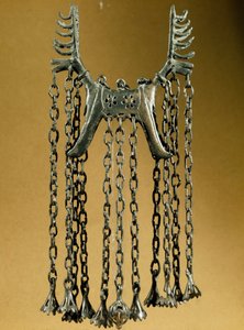 Förhistoria: Elanformat hänge med två huvuden från en plats i Dolanlar (Azerbajdzjan) bronsålder. Baku, Azerbajdzjans statliga religionshistoriska museum av Prehistoric Prehistoric
