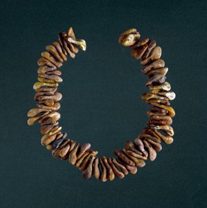 Förhistoria, stenåldern: halsband av ben från grottan i Polesine, Veneto. Rom, Luigi Pigorini Nationalmuseum för förhistorisk etnografi av Prehistoric Prehistoric