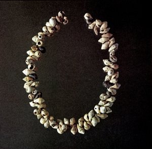 Förhistoria, stenålder: halsband av snäckor från grottan i Polesine, Venetie. Genomsnittlig neolitikum. Rom, Luigi Pigorini Nationalmuseum för förhistorisk etnografi av Prehistoric Prehistoric