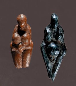 Förhistoria: "" Venus de Grimaldi"" Figurer av gula och gröna steatit-meren gudinnor från övre paleolitikum. Dämpa. 6 cm Saint Germain en Laye, Museet för antikviteter