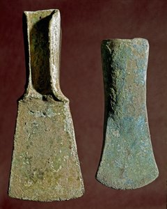 Förhistoria: yxa och spjutspets i flinta. Civilisationen av Apenninerna (eller italiensk bronsålder). 1400-1300 f.Kr. Perugia, Umbriens arkeologiska museum