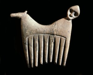 Förhistoria: benkam med ett huvud av man och häst från Gotland. Stenåldern. Riksantikvariemuseet, Stockholm, Sverige