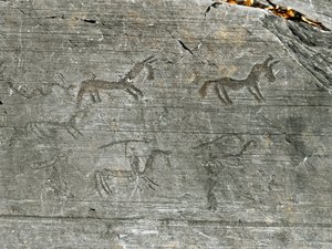 Förhistoria, civilisationen av Camunni, klippkonst: en gravklippa av en jaktscen, en jägare slår ett spjut. Period mellan yngre stenåldern och bronsåldern. Capo di Ponte, Naquane Rock Carving National Park, Valcamonica, Val Camonica, Italien av Prehistoric Prehistoric