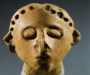 Förhistoria, kultur av Cucuteni-Trypillia (Cucuteni Trypillia eller Tripolya): huvud av lerstaty. 3000 f.Kr. neolitikum, stenålder. Kishinev (Chisinau), historiska vetenskapsinstitutet i Republiken Moldavien