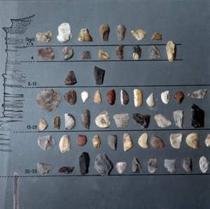 Förhistoria, kultur av Pontiniano: stenar och flinta (litisk produktion) från grottan i Moscerini, Lazio. Stenåldern. Övre paleolitikum. Rom, Luigi Pigorini Nationalmuseum för förhistorisk etnografi av Prehistoric Prehistoric