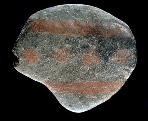 Förhistoria: målad sten från Azilians tid. 9000 f.Kr. Saint-Germain-en-Laye, National Archaeology Museum av Prehistoric Prehistoric