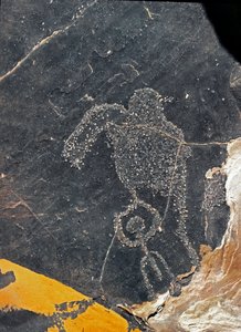 Förhistoria, hällkonst: en gravsten av en mänsklig figur. Stenåldern 5000-2000 f.Kr. Taghit, Haut plateau du Hoggar (Ahaggar), Algeriet av Prehistoric Prehistoric