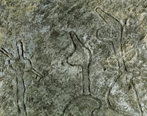 Förhistoria, hällkonst: hällristning (graffiti på sten) av en representation av en jaktscen. neolitik, stenålder. (Azerbajdzjan) Bronsåldern. Baku, Azerbajdzjans statliga religionshistoriska museum av Prehistoric Prehistoric