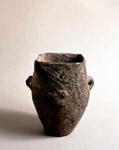 Förhistoria: terrakottavas med fyrkantig öppning av yngre stenåldern från Caverna Delle Arene i Candide (Ligurien). Pegli, Villa Pallavicini-museet av Prehistoric Prehistoric
