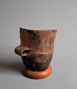 Förhistoria: terrakottavas med fyrkantig öppning av yngre stenåldern från Caverna Della Pollera (Ligurien). Pegli, Villa Pallavicini-museet av Prehistoric Prehistoric