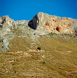 Förhistoria: Kreta Monte Palmeto med en grotta från den paleolitiska perioden. Monte Palmeto, Palermo (Palermo), Italien av Prehistoric Prehistoric