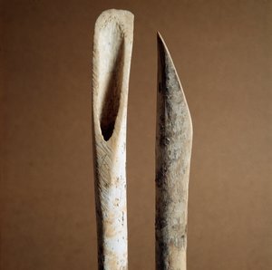 Förhistoria: verktyg för att ta bort bark från skenben från get och får från Necropole of Arene Candide (Finale Liguria), Liguria. Mellanneolitikum, stenålder. Gener, museo di archeologia ligure av Prehistoric Prehistoric
