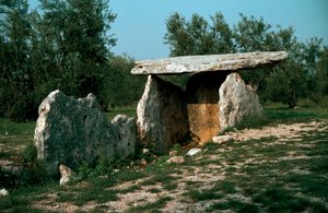 Förhistoria: utsikt över dolmen i Chianca med dess ingångskorridor. Stenåldern, neolitikum. 6:e-3:e århundradet f.Kr. Bisceglie, Puglia, Italien av Prehistoric Prehistoric