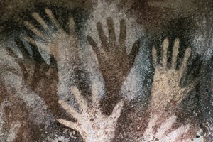 Förhistoriens klippkonst: grotta med spår av händer. Neolitisk period, Handgrottan. Argentina, Santa Cruz av Prehistoric Prehistoric
