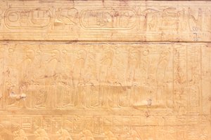 Den yttre gyllene helgedomen i Tutankhamons gravkammare, Egyptiska museet, Kairo, Egypten av Prehistoric Prehistoric