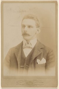 [Oidentifierad man med mustasch] av Price