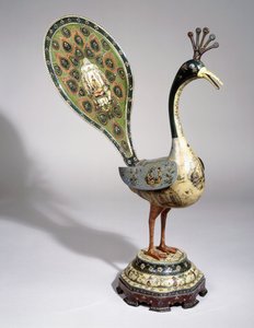 En Qajar-påfågel målad med blommönster och bildkartuscher föreställande hovmän, 1800-talet