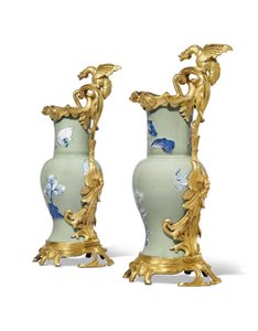 Ett par Ludvig XV ewers, porslin 1662-1722, fästen c.1745-49 (ormolu-monterat porslin)