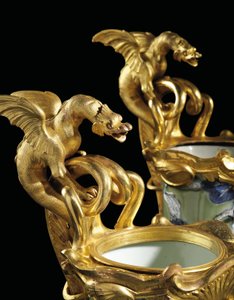 Ett par Ludvig XV ewers, porslin 1662-1722, fästen c.1745-49 (ormolu-monterat porslin)