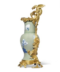 En av ett par Louis XV ewers, porslin 1662-1722, fästen c.1745-49 (ormolu-monterat porslin)