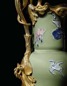 En av ett par Louis XV ewers, porslin 1662-1722, fästen c.1745-49 (ormolu-monterat porslin)