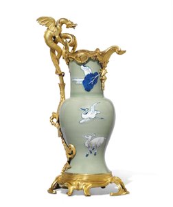 En av ett par Louis XV ewers, porslin 1662-1722, fästen c.1745-49 (ormolu-monterat porslin)