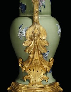 En av ett par Louis XV ewers, porslin 1662-1722, fästen c.1745-49 (ormolu-monterat porslin)