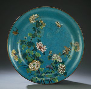 Ett stort emaljfat i cloisonne, sent 1700-tal