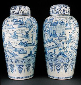 Ett par blåvita soldatvaser, ca 1700 (porslin) av Qing Dynasty Chinese School