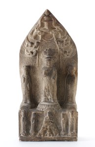 Buddhistisk treenighet i relief på lotuspiedestaler före spetsig bakgrund