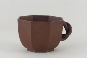 Åttakantig kopp, Chengzhai, troligen 1800-talet (oglaserad stengodslera) av Qing Dynasty Chinese School